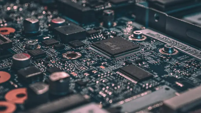 Technology: AI rumors, gadgets & digital scares